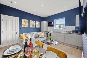 uma cozinha e uma sala de estar com uma mesa e um sofá em Platinum Grove Modern Flat em Kent