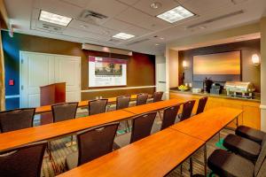 una sala de conferencias con mesas y sillas de madera en Residence Inn Ocala, en Ocala