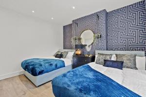 A bed or beds in a room at Platinum Grove Modern Flat