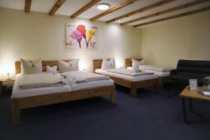 Säng eller sängar i ett rum på Hotel zur Isar