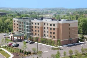 eine Luftansicht eines Gebäudes mit einem Parkplatz in der Unterkunft Courtyard by Marriott Pittsburgh North/Cranberry Woods in Cranberry Township