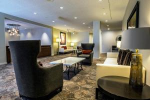 Delta Hotels by Marriott Baltimore North في بالتيمور: لوبي الفندق مع كنب وطاولة