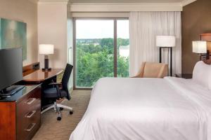 um quarto de hotel com uma cama, uma secretária e um computador em Delta Hotels by Marriott Chesapeake Norfolk em Chesapeake