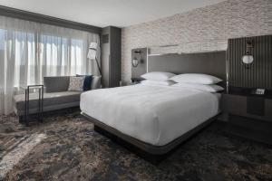 Postel nebo postele na pokoji v ubytování Bridgewater Marriott