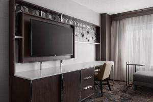 TV a/nebo společenská místnost v ubytování Bridgewater Marriott