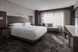 Postel nebo postele na pokoji v ubytování Bridgewater Marriott