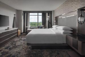 Postel nebo postele na pokoji v ubytování Bridgewater Marriott