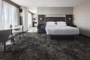 Postel nebo postele na pokoji v ubytování Bridgewater Marriott