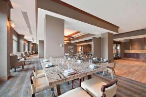 布里奇沃特的住宿－布里奇沃特萬豪酒店，一间带大桌子和椅子的用餐室