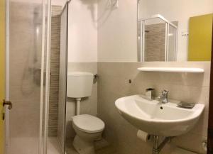 ビビオーネにあるLandoraのバスルーム(トイレ、洗面台、シャワー付)