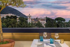 ジェノヴァにあるAC ホテル ジェノヴァ ア マリオット ライフスタイル ホテルの市街の景色を望むテーブル(ワイングラス付)