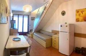 ビビオーネにあるLandoraの小さなテーブルと冷蔵庫が備わる小さなアパートメントです。