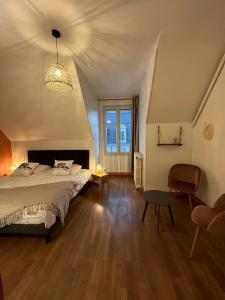 - une chambre avec un lit, une table et une chaise dans l'établissement Entre Loire et Chateau, à Blois