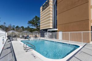 una piscina di fronte a un edificio di Fairfield Inn & Suites by Marriott Crestview a Crestview