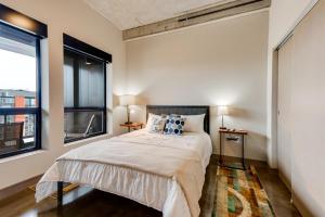 Sable 85 - Two Bedroom في مينيابوليس: غرفة نوم بسرير ونوافذ