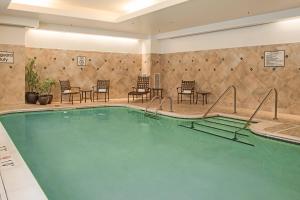 a large swimming pool with chairs and a table at Newport News Marriott at City Center in Newport News