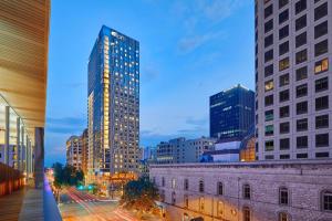 un perfil urbano con edificios altos y una calle en Aloft Austin Downtown en Austin