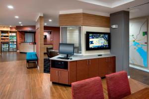 a waiting room with a flat screen tv and chairs at TownePlace Suites by Marriott Nashville Goodlettsville in Goodlettsville