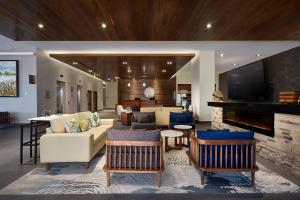 uma sala de estar com um sofá e uma lareira em Fairfield Inn & Suites Silao Guanajuato Airport em Silao