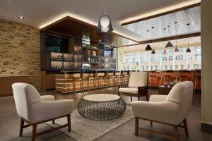 un vestíbulo con un bar con sillas y una mesa en Fairfield Inn & Suites Silao Guanajuato Airport, en Silao