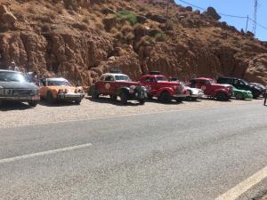 un grupo de coches antiguos estacionados al lado de una carretera en Hotel taborihte en Tinerhir
