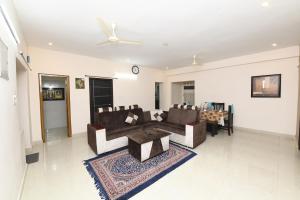 sala de estar con sofás y mesa en Sree Elite Home Stay, en Tirupati