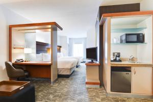 ボージャーシティにあるSpringHill Suites Shreveport-Bossier City/Louisiana Downsのベッドとデスクが備わるホテルルームです。