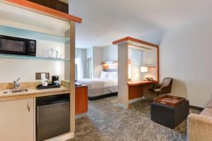 ボージャーシティにあるSpringHill Suites Shreveport-Bossier City/Louisiana Downsのホテルルーム(キッチン、ベッド付)