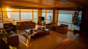 un ampio soggiorno con divani e televisore di Patagonia Hotel a San Carlos de Bariloche