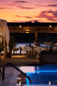 una piscina con una manguera saliendo de ella en Del Mare Beach Hotel, en Sidari
