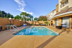 a swimming pool in front of a building at Courtyard by Marriott Jacksonville Airport/ Northeast in Jacksonville