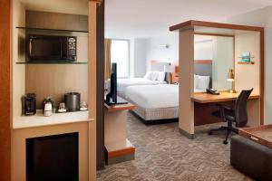 インディアナポリスにあるSpringHill Suites Indianapolis Downtownのベッドとデスクが備わるホテルルームです。