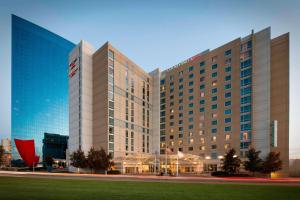 um grande edifício de hotel com um relvado em frente em SpringHill Suites Indianapolis Downtown em Indianápolis