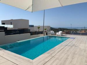 Bazén v ubytovaní Hillside Luxury Villas by NRAS alebo v jeho blízkosti