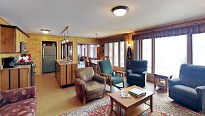 uma sala de estar com um sofá e cadeiras e uma cozinha em Tranquility On Teal Lake em Hayward
