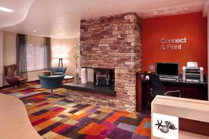 eine Lobby mit einem Steinkamin in einem Hotelzimmer in der Unterkunft Fairfield Inn and Suites by Marriott Tampa Brandon in Tampa