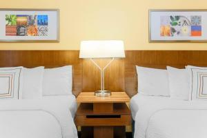 2 Betten in einem Hotelzimmer mit einer Lampe auf einem Tisch in der Unterkunft Fairfield Inn and Suites by Marriott Tampa Brandon in Tampa