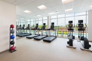 un gimnasio con filas de cintas de correr y elípticas en SpringHill Suites by Marriott Tifton en Tifton