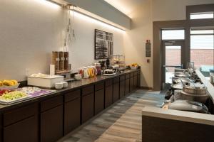 Residence Inn Milpitas Silicon Valley في ميلبيتاس: مطبخ مع كونتر عليه طعام