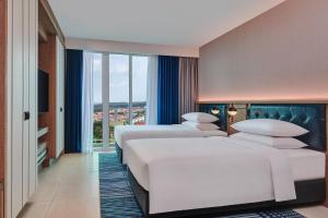 Four Points by Sheraton Desaru客房内的一张或多张床位