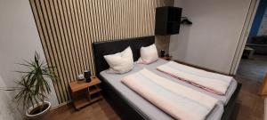 um quarto com uma cama com duas almofadas em Ferienwohnung Müller em Wadern