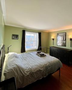 a bedroom with a bed and a window at Chaleureux condo à Magog in Magog-Orford