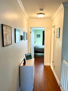 a hallway with a room with a bed and a desk at Chaleureux condo à Magog in Magog-Orford