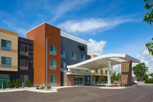 eine Einrichtung eines Krankenhauses mit einem Gebäude in der Unterkunft Fairfield Inn & Suites by Marriott Midland in Midland