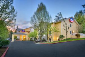 a hotel with a parking lot in front of a building at Fairfield Inn & Suites Seattle Bellevue/Redmond in Bellevue