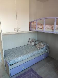 Villetta Baia 1 في غولفو أرانتْشي: سرير صغير في غرفة بسريرين بطابقين