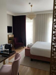 Uma TV ou centro de entretenimento em Hotel República Boutique Hotel