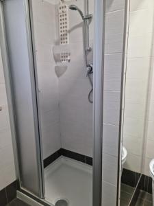 een douche met een glazen deur in de badkamer bij CASA FLAN in Porto San Giorgio