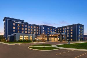 un grand bâtiment bleu avec un parking dans l'établissement Residence Inn by Marriott Toronto Mississauga Southwest, à Mississauga