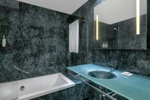 Een badkamer bij AC Hotel Córdoba by Marriott